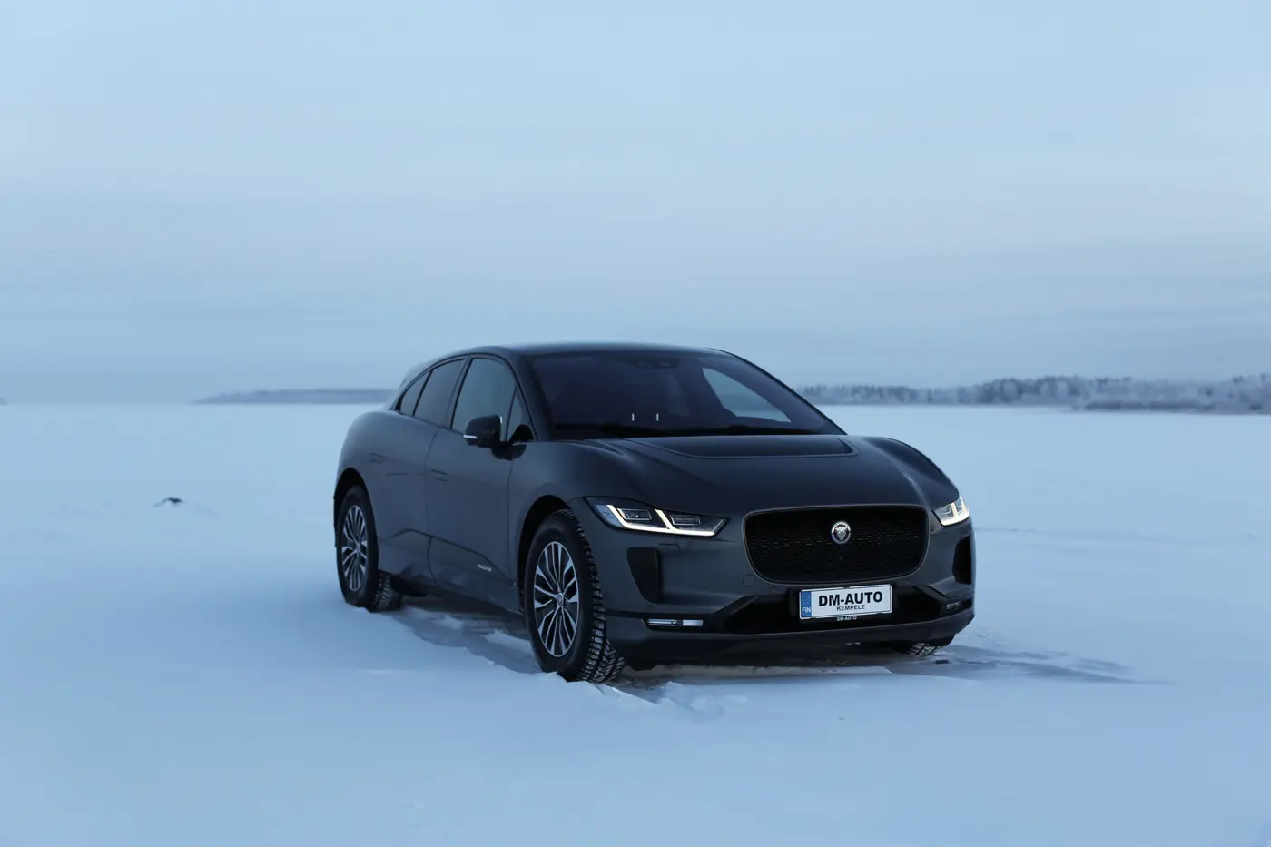 Jaguar I-Pace jäätyneellä merellä